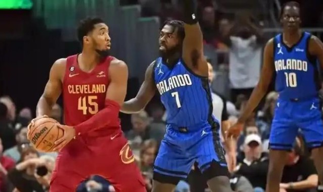 火箭内线太豪华！4大中锋坐镇篮下，场均15+10大闸，只能转投东部